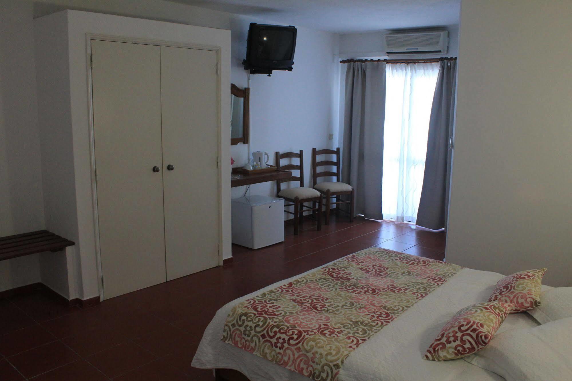 Manta Guest Bed & Breakfast มันตาโรตา ภายนอก รูปภาพ